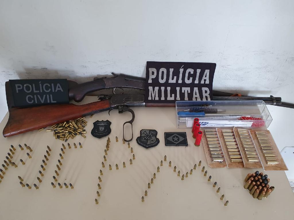 Policiais militares e civis cumprem mandado de busca e apreensão e encontram armas e 207 munições 2021 01 18 18:36:38