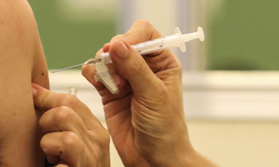 Prefeituras de SP devem informar medidas contra fura filas da vacina