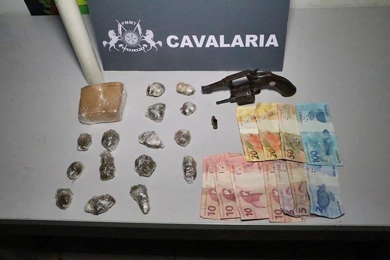 Cavalaria encontra droga e encaminha quatro rapazes à delegacia em Nova Mutum 2021 02 12 09:04:26