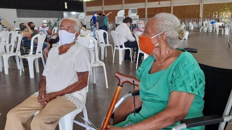 Mais que posto de vacinação Centro de Eventos se torna ponto de reencontros entre amigos 2021 02 14 13:25:02