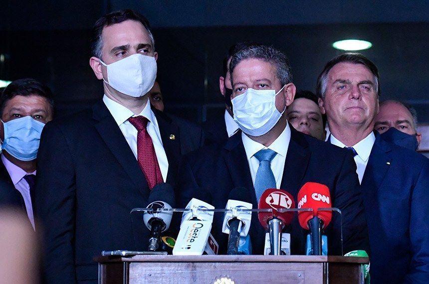 Rodrigo Pacheco e Arthur Lira recebem de Bolsonaro MP sobre privatização da Eletrobras 2021 02 24 07:58:53
