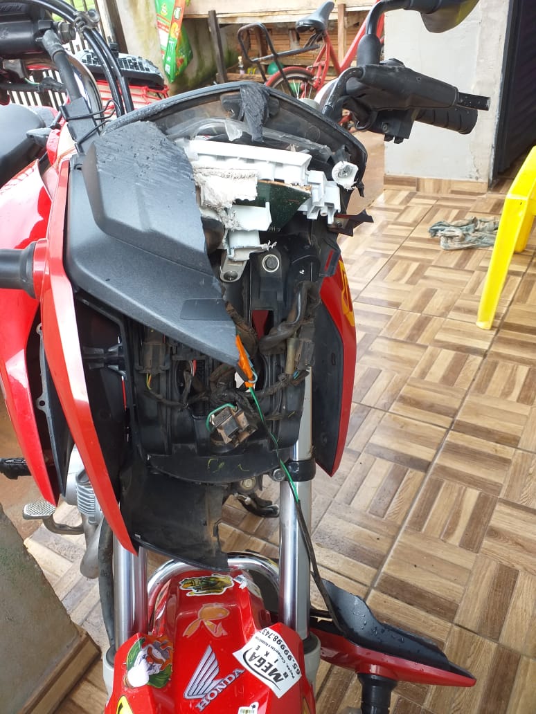 motocicleta danificada