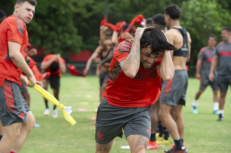 Aniversariantes do dia, Michael e Lázaro passam por "corredor polonês" no treino de hoje 2 51029295562 6f6b59c4ea c