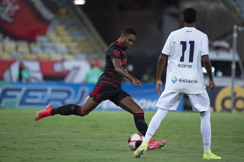 Cria da base do Flamengo rasga elogios a Vitinho: “Impossível falar que Vitinho é ruim” 2 51053091128 e7a2ab4907 c