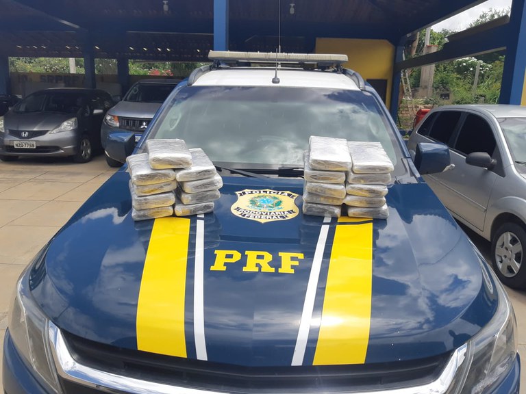 Cerco fechado ao narcotráfico: PRF na Bahia apreende 20kg de maconha e quase 400 papelotes de cocaína em abordagens distintas nas BR 116 e 242 2021 03 19 22:19:04