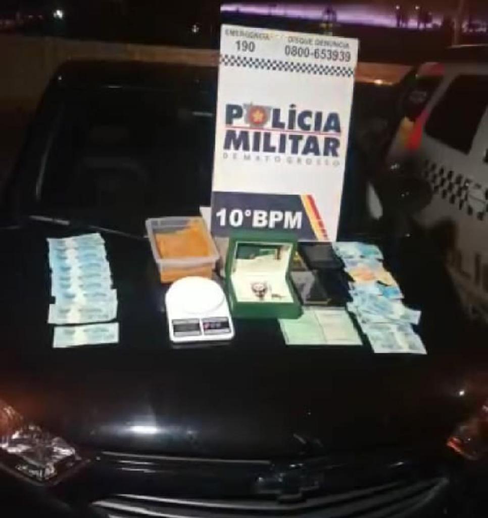 Dupla é presa com carro roubado do Rio Janeiro relógio de luxo dinheiro e drogas 2021 03 18 16:04:36