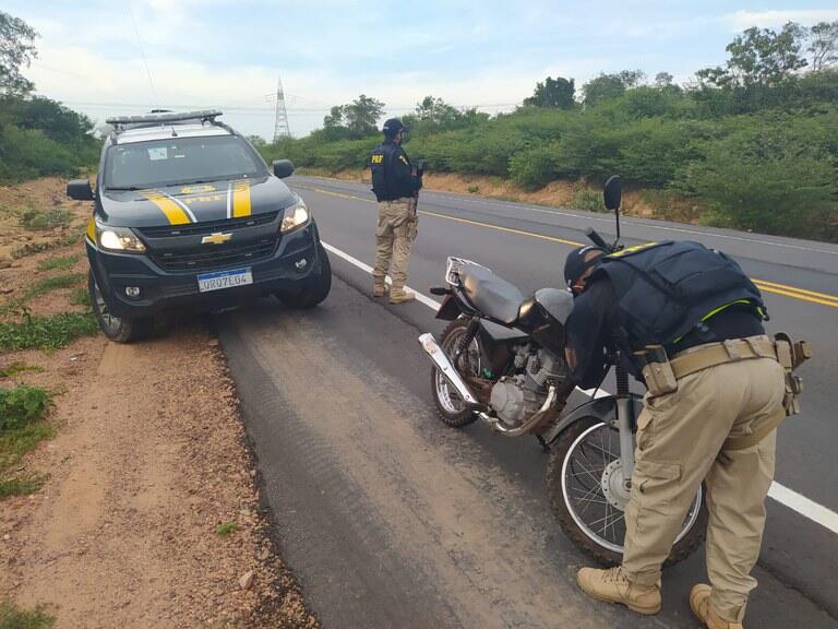 Em Colônia do Gurguéia PI: PRF recupera na BR 135 motocicleta que havia sido tomada de assalto há 07 anos e prende homem pelo crime de Receptação 2021 03 08 09:00:07