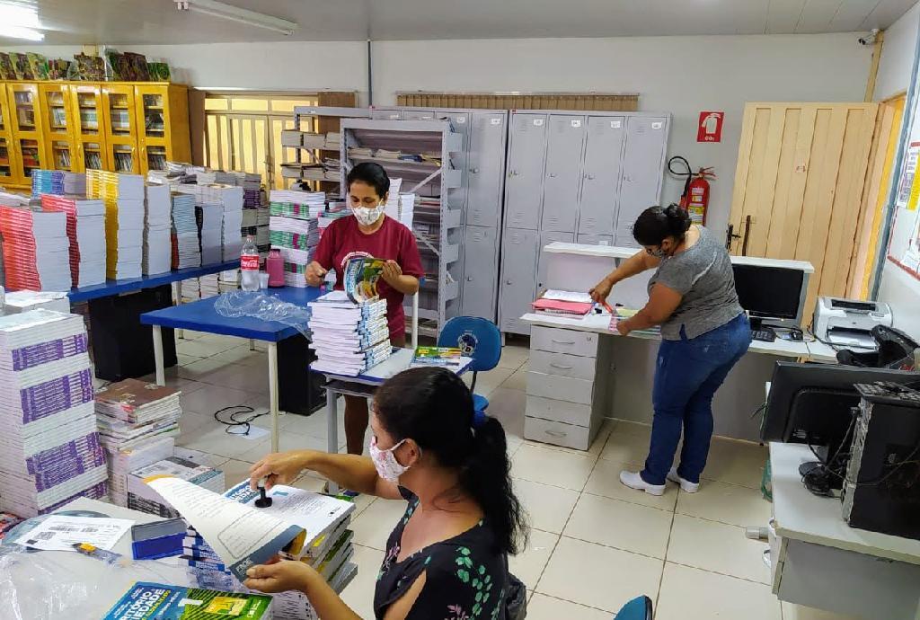 Em manutenção escola redobra medidas de biossegurança na entrega dos kits de alimentação escolar e livros didáticos2021 03 02 17:45:09