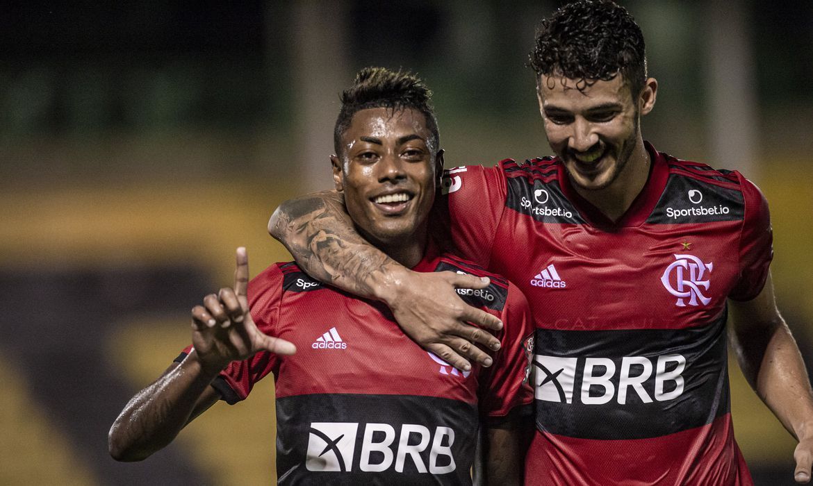 Flamengo derrota Bangu e amplia vantagem na liderança do Carioca
