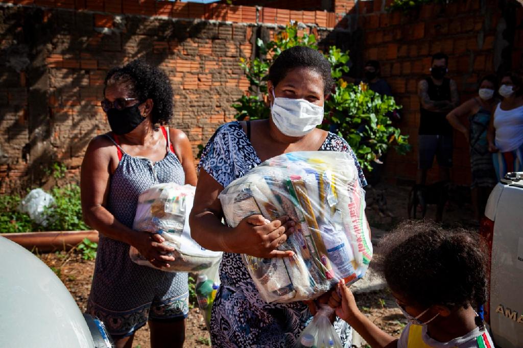 Primeira dama atende famílias de Várzea Grande com entrega cestas de básicas2021 03 02 20:27:44