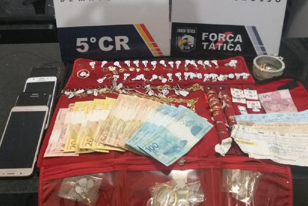 Trio é preso e policiais recuperam R 35 mil em joias de família que teve casa invadida 2021 03 06 13:12:21