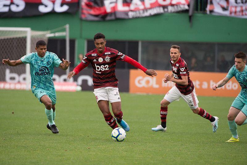 Vitinho faz avaliação em sua vida no Flamengo e diz que ainda pode despontar no clube 2 Vitinhooo