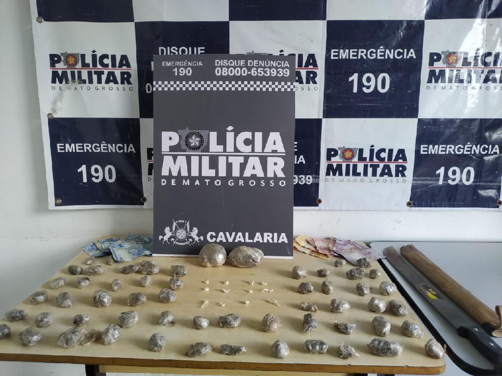 Cavalaria da PM flagra suspeito com 70 porções de droga no Morro da Luz 2021 04 22 16:53:44