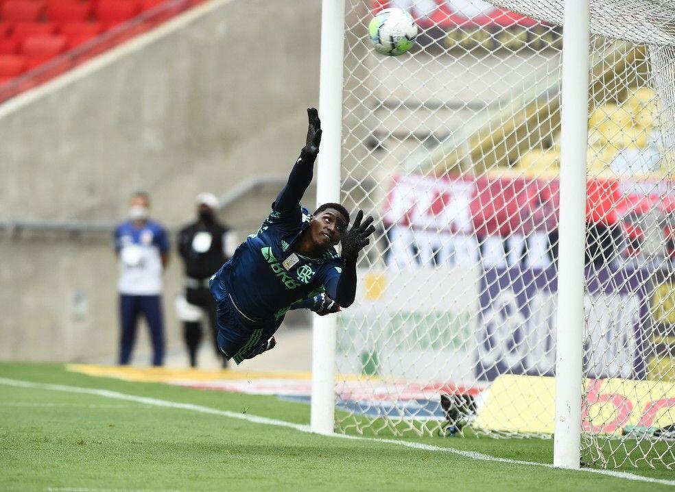 Hugo Souza reconhece falha com os pés e explica lance com falta na última partida do Brasileirão 82 Hugo Souza