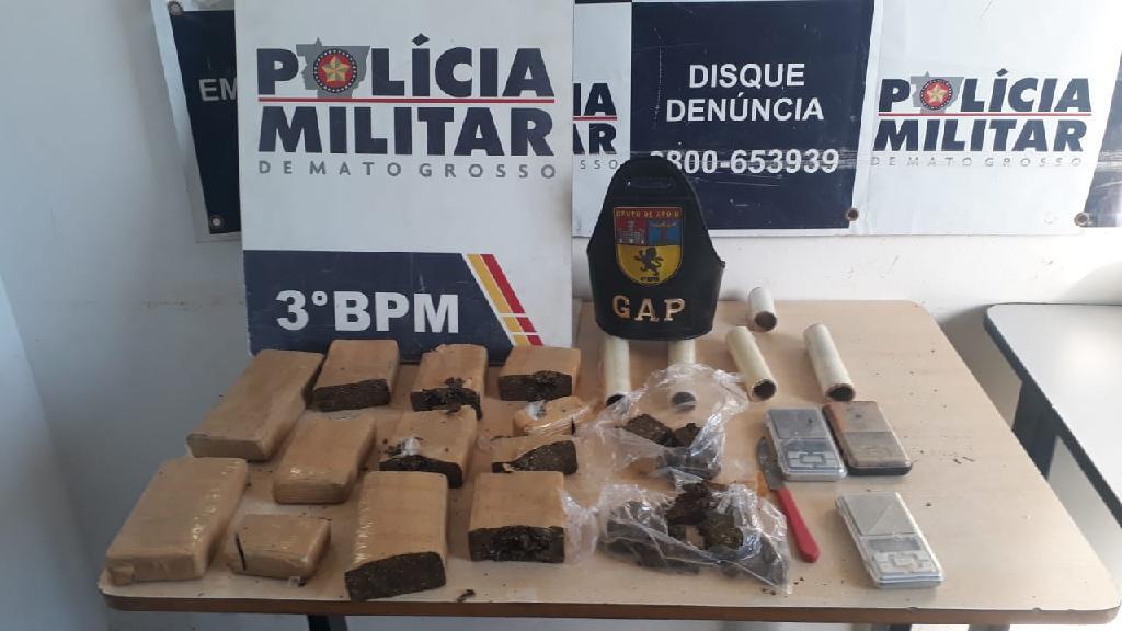 Policiais encontram tabletes de maconha em matagal usado como escrit%C3%B3rio do crime 2021 04 29 15:23:21