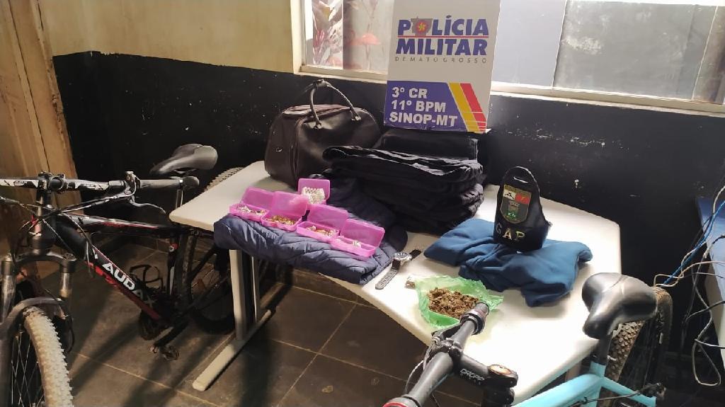 Policiais encontram v%C3%A1rios produtos sem proced%C3%AAncia em bocas de fumo 2021 04 06 18:29:13