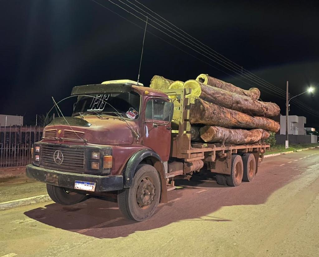 Policiais recuperam madeira furtada e detém motorista sem habilitação em Feliz Natal 2021 04 14 17:21:26