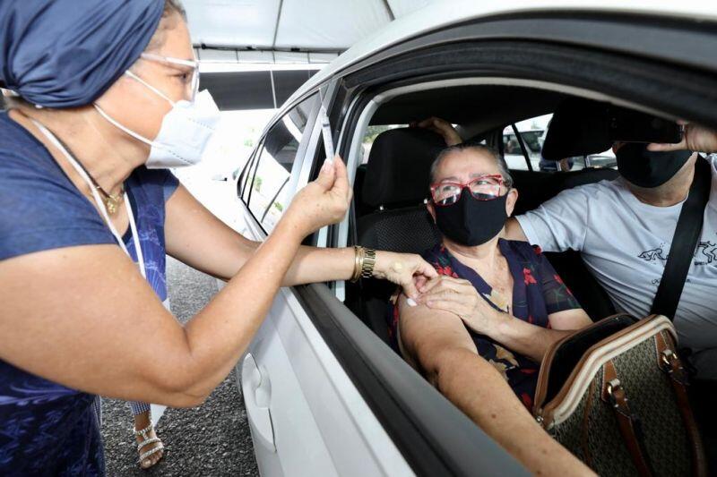 Prefeitura inicia vacinação de idosos no modelo drive thru no SESI Papa 2021 04 13 08:05:03