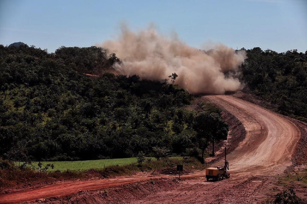 detonacao e realizada em serra de araguainha para avanco das obras na mt 100