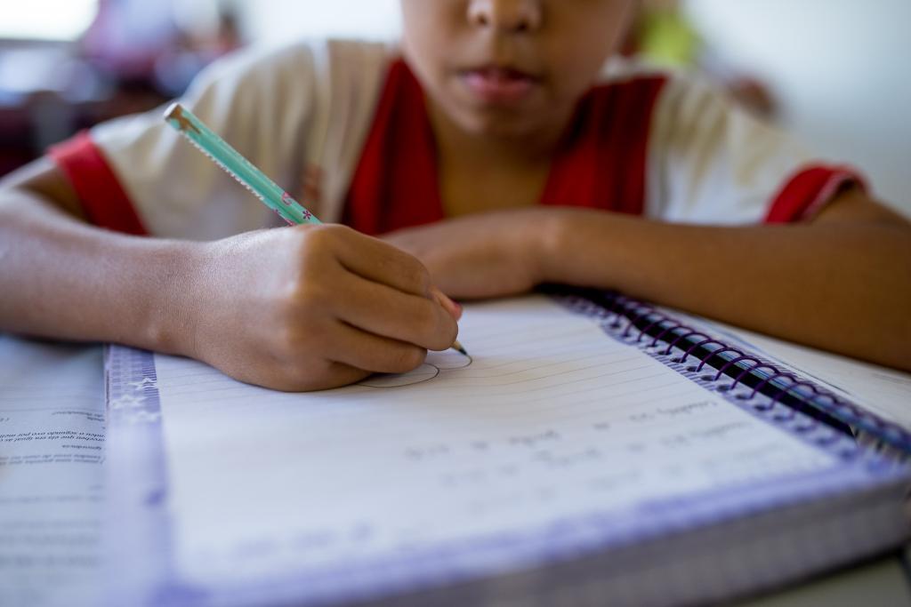 governador e secretario de educacao recebem apostilas para alunos e professores do ensino fundamental