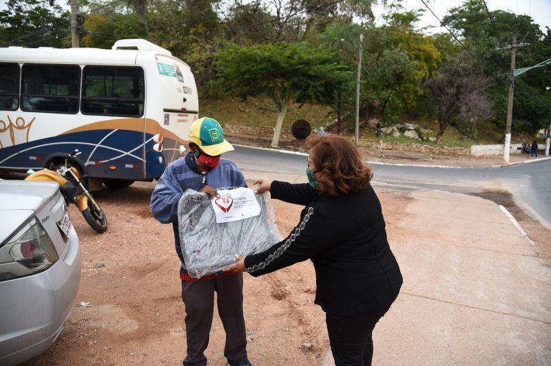 aquece cuiaba assistencia social segue determinacao da primeira dama e atua com a distribuicao de cobertores a populacao em situacao de rua