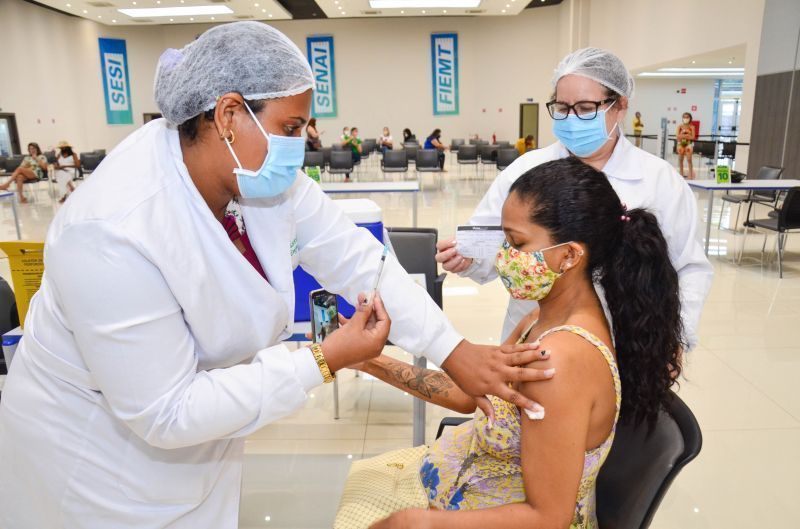 jornalistas de cuiaba comemoram primeira dose da vacina contra a covid 19