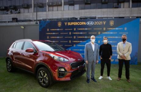 Arrascaeta vai a CBF receber carro de premiação por ser eleito melhor jogador da Supercopa 2 60ae8cb8e327f