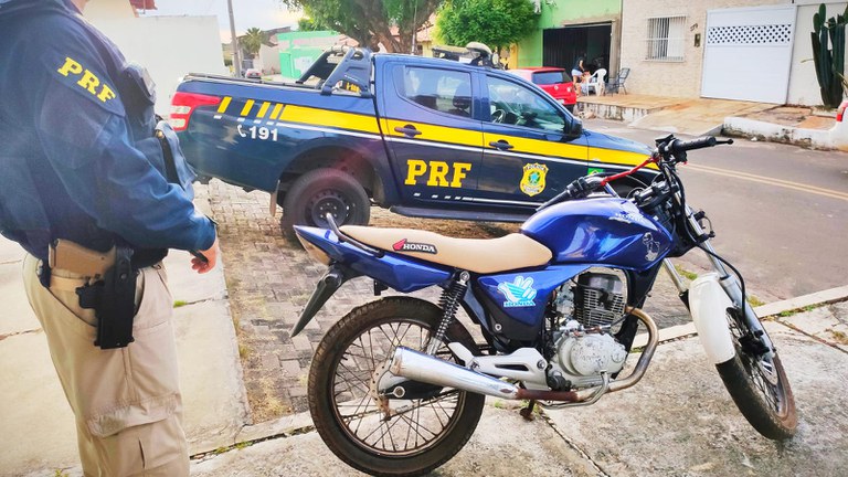 Em Campo Maior PI: Ao atender acidente com vítimas na BR 343 Policiais Rodoviários Federais recuperam motocicleta roubada há mais de um ano 2021 05 16 12:27:10