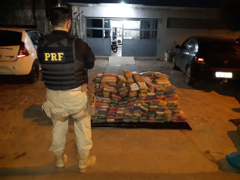 Em Picos PI: PRF realiza na BR 316 a maior apreensão de maconha da história da instituição no Piauí e prende dois homens acusados de Tráfico de Drogas 2021 05 10 07:02:40
