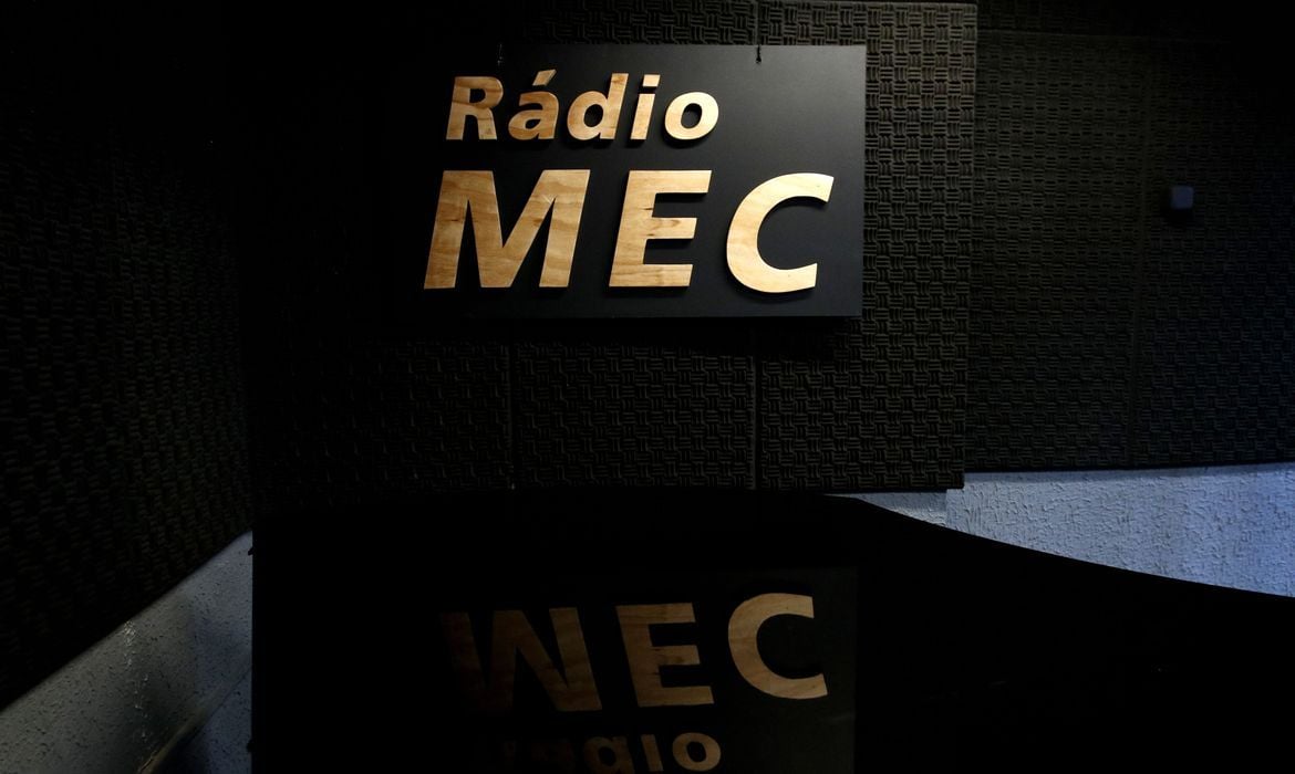 Há 38 anos rádio MEC FM leva música clássica mundial aos brasileiros
