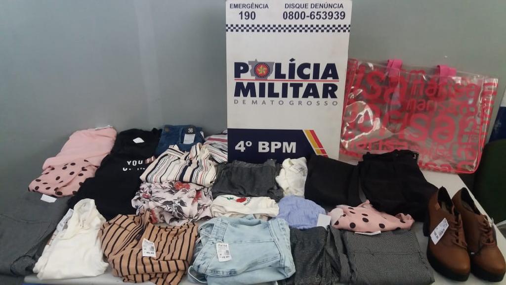 Policiais detém mulher correndo com 22 peças de roupas roubadas de loja em Várzea Grande 2021 05 23 11:54:48