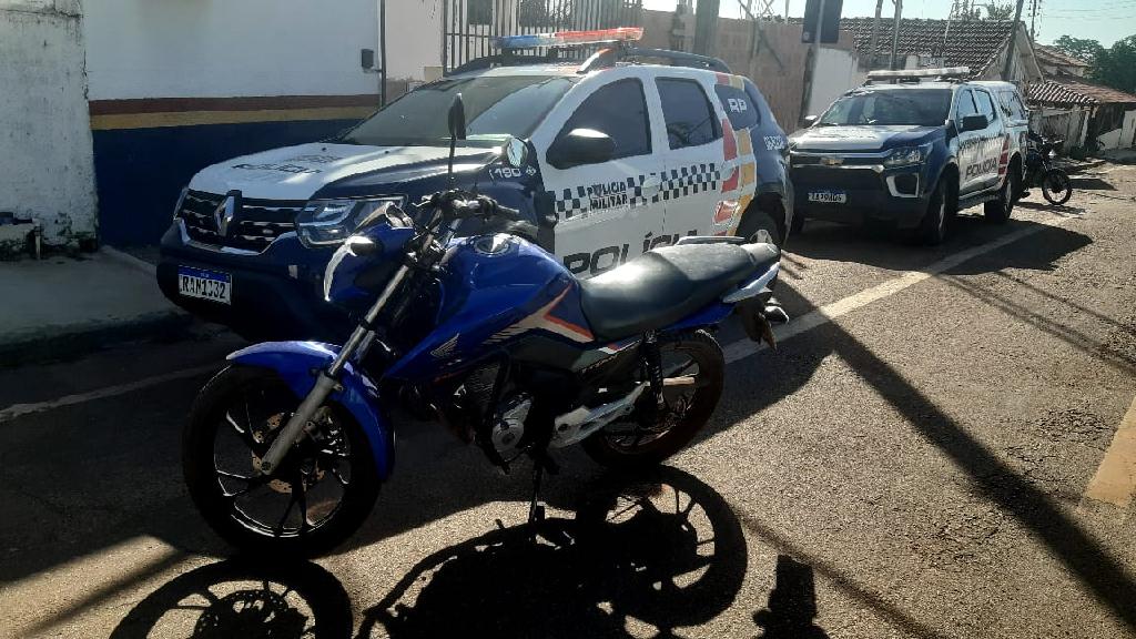 Policiais recuperam moto e informam proprietário que desconhecia furto 2021 05 06 17:33:21