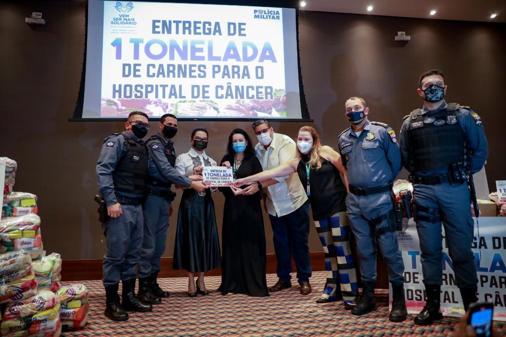 Primeira dama e PM entregam 1 tonelada de proteína animal para o Hospital de Câncer 2021 05 19 12:08:05