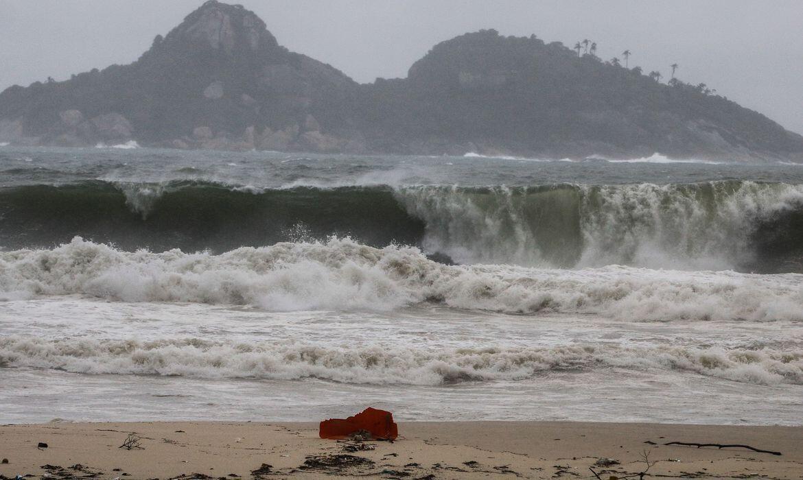 Rio de Janeiro tem aviso de ressaca para a noite deste domingo