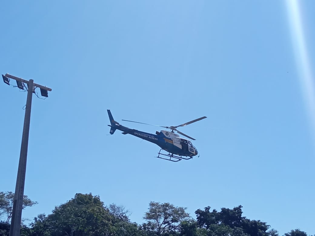 Helicóptero do Ciopaer sobrevoa a cidadade na tentativa de ocalizar os fugitivos
