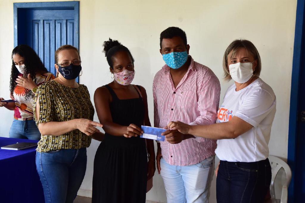 adjunta da setasc entrega cartoes do ser familia emergencial em juina juara e colniza nesta quarta feira 05