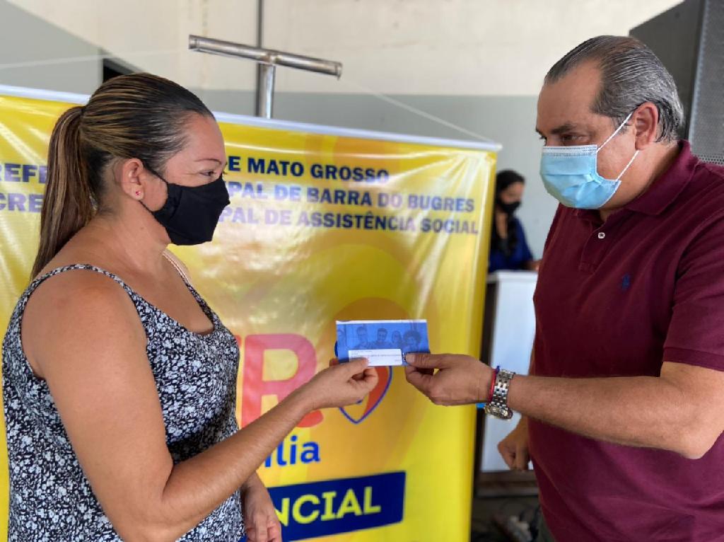 familias carentes de seis municipios da regiao medio norte recebem cartoes do ser familia emergencial nesta quinta feira 06