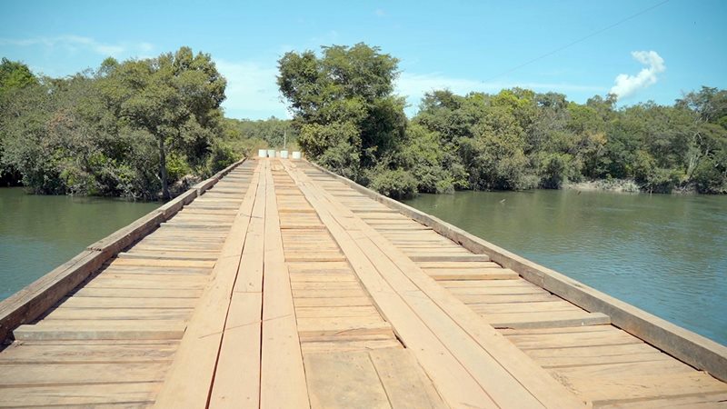 ponte de madeira sobre o rio verde