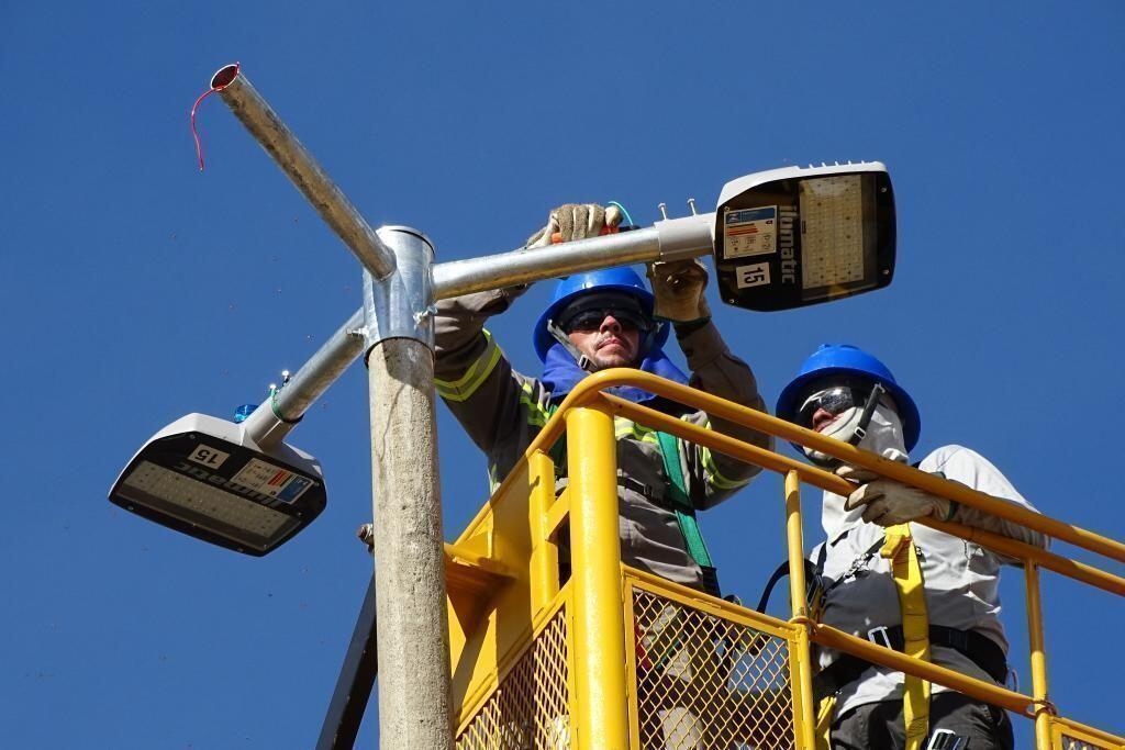 prefeitura de arenapolis inicia a troca de lampadas comuns por led