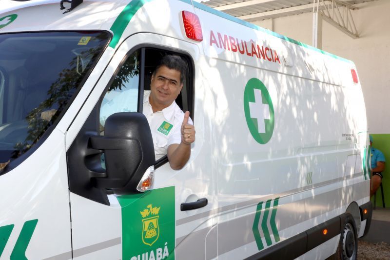 prefeito emanuel pinheiro entrega ambulancia para socorrer comunidades atendidas pela ubs rio dos peixes e extensao do coxipo do ouro