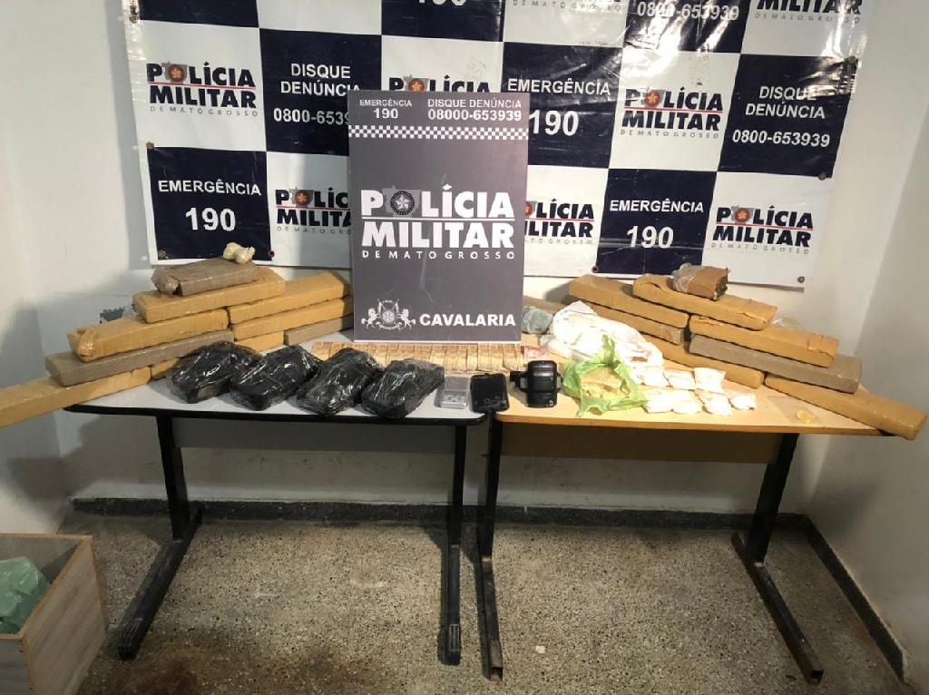 cavalaria intercepta suspeitos e apreende tabletes de maconha e cocaina no bairro ribeirao do lipa