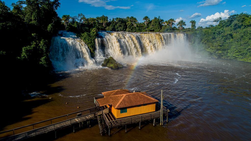 conheca mato grosso salto das nuvens encanta com queda d’agua em meio a paisagem de arvores