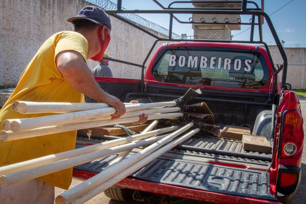 corpo de bombeiros entrega abafadores para auxiliar no combate aos incendios no pantanal