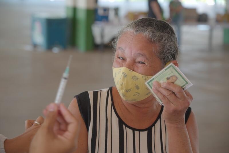 covid 19 dia de campanha imuniza 750 trabalhadores da saude e pessoas acima de 58 anos