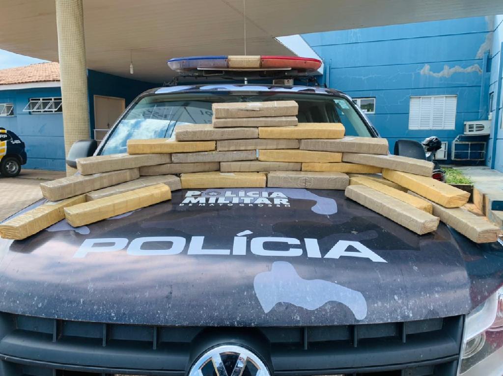 denuncia auxilia prisao de jovem com 28 tabletes de maconha em rodoviaria de agua boa