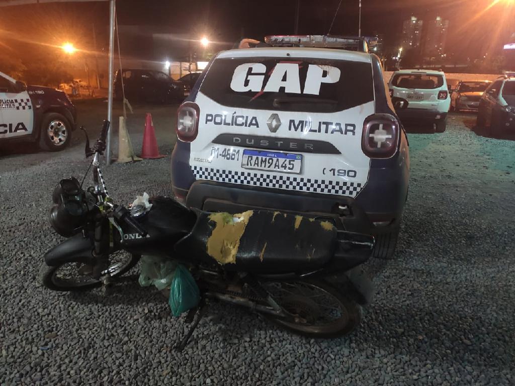 dupla e rendida desmontando motocicleta no bairro osmar cabral