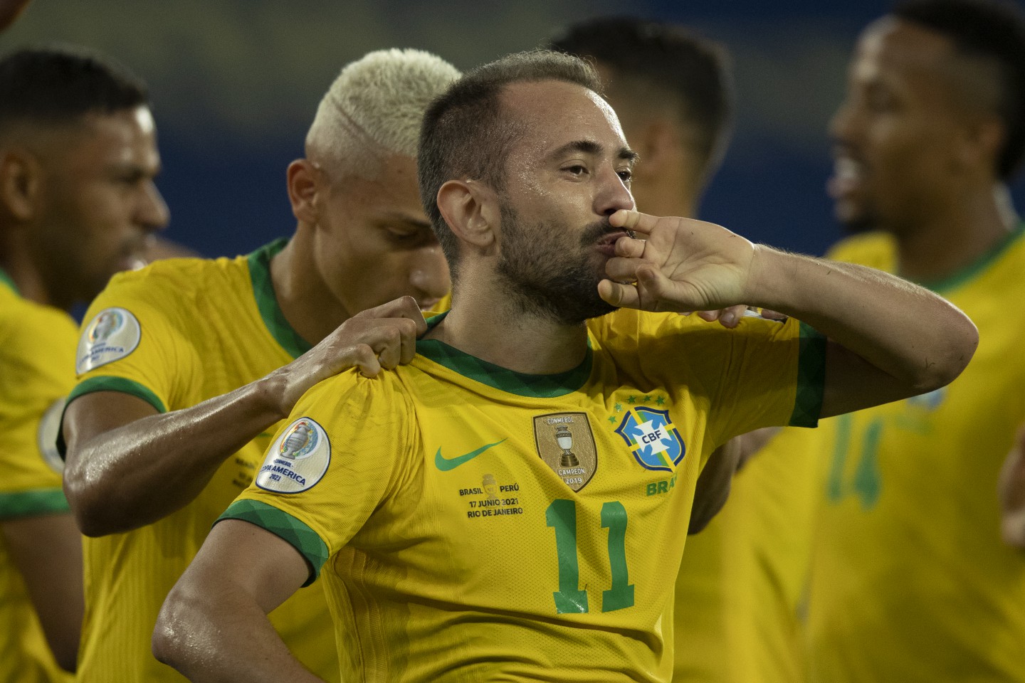 everton ribeiro comemora primeiro gol com a selecao no estilo do brasil