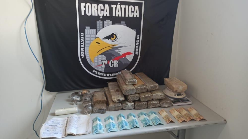 forca tatica detem jovem com tabletes de maconha e pasta base de cocaina em tangara da serra