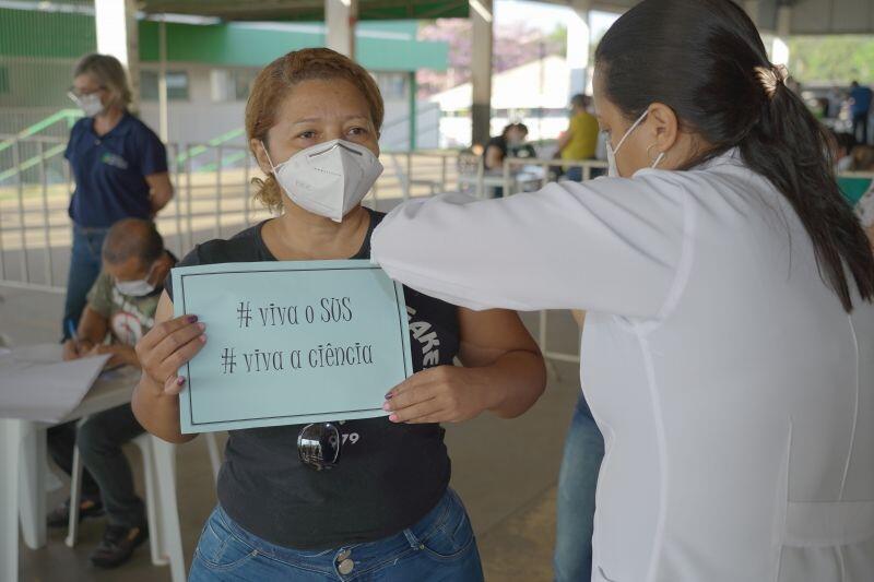 mais de 1 400 profissionais da educacao e municipes acima de 52 anos sao vacinados