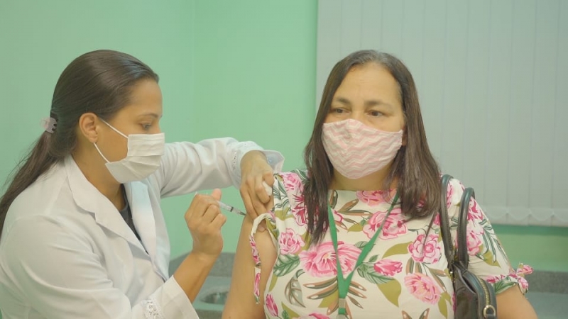mais de 150 profissionais da educacao sao vacinados contra a covid 19 no primeiro dia de convocacao